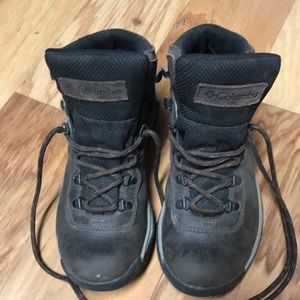 Woman’s Columbia hiking boots!
